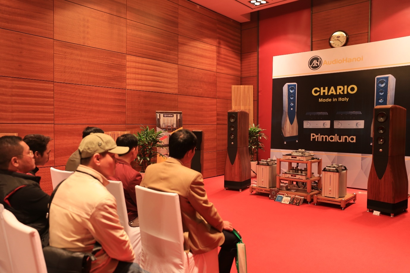 Gian hang trung bay loa Chario va ampli Primaluna