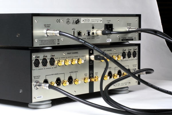 Pre ampli Mark Levinson No.52 dang sau