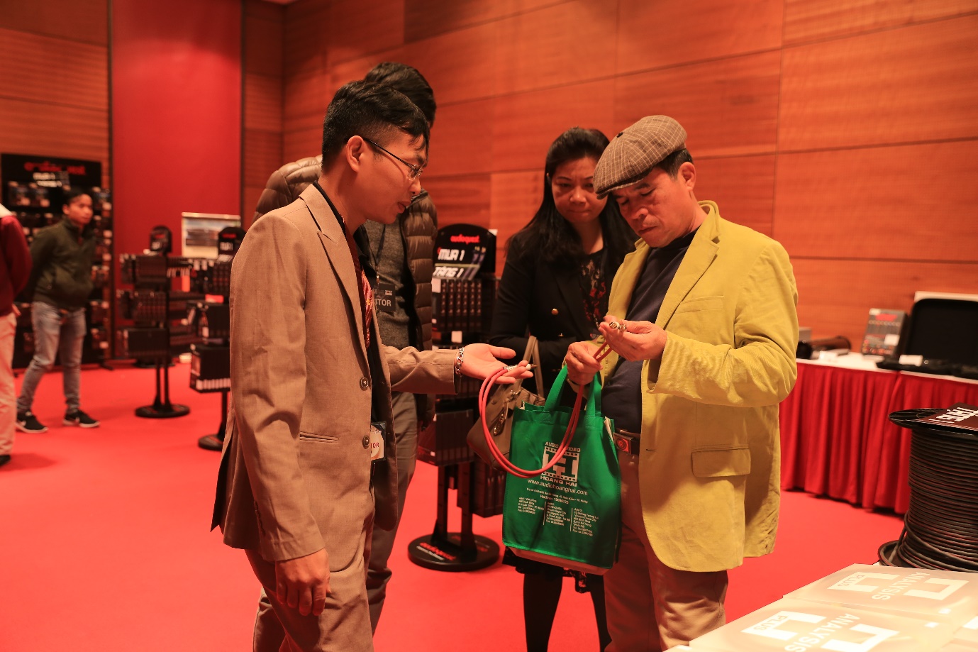 Trien lam trung bay AudioQuest