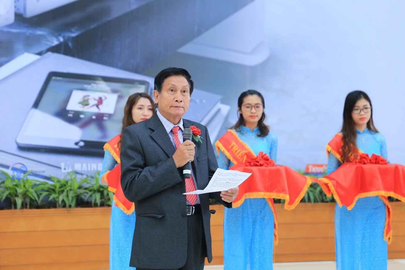 khai mac AV Show 2017