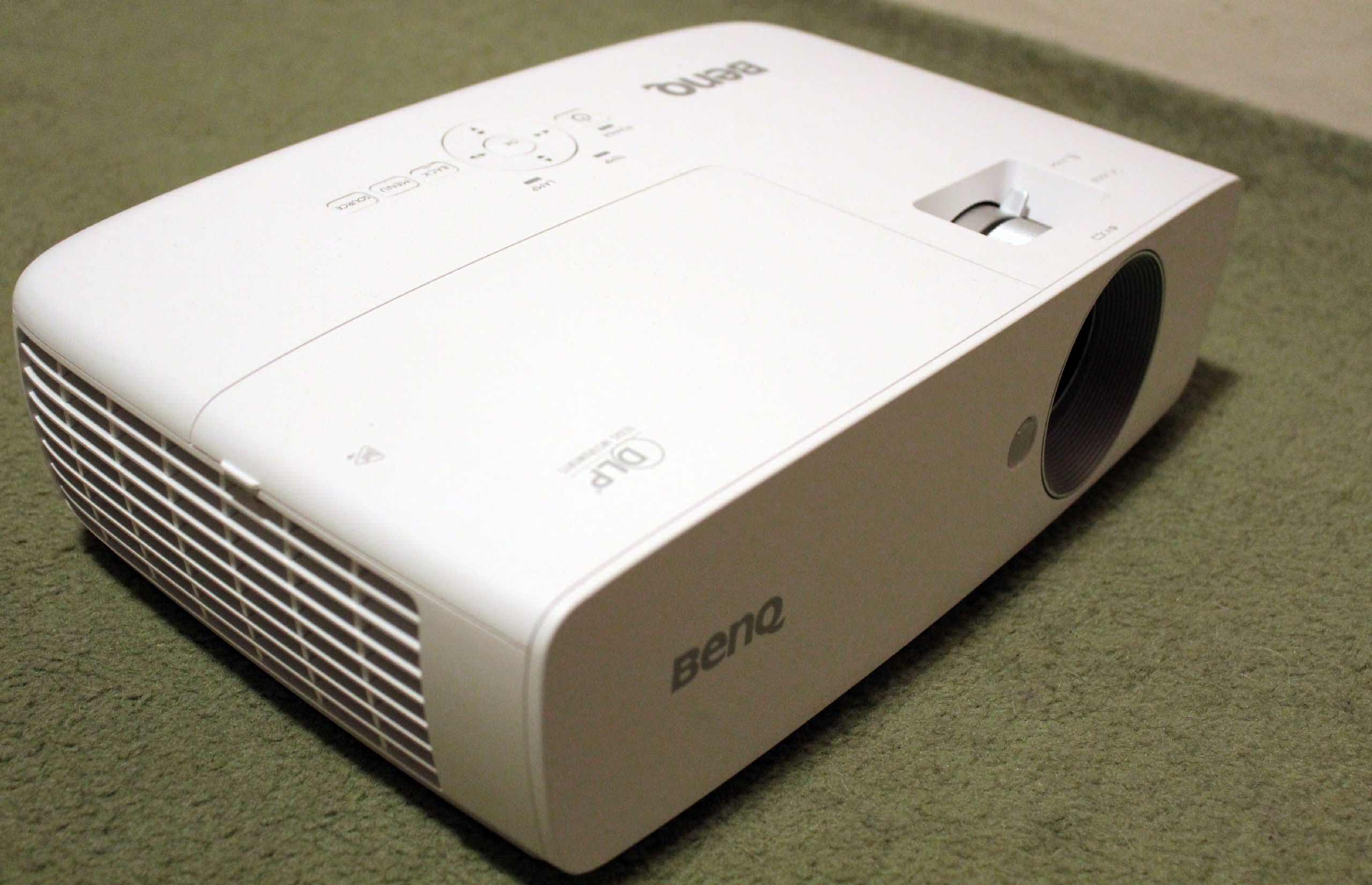 may chieu BenQ W1090 chuan