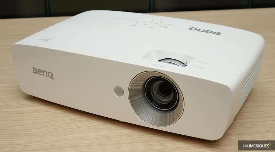 may chieu BenQ W1090 dep