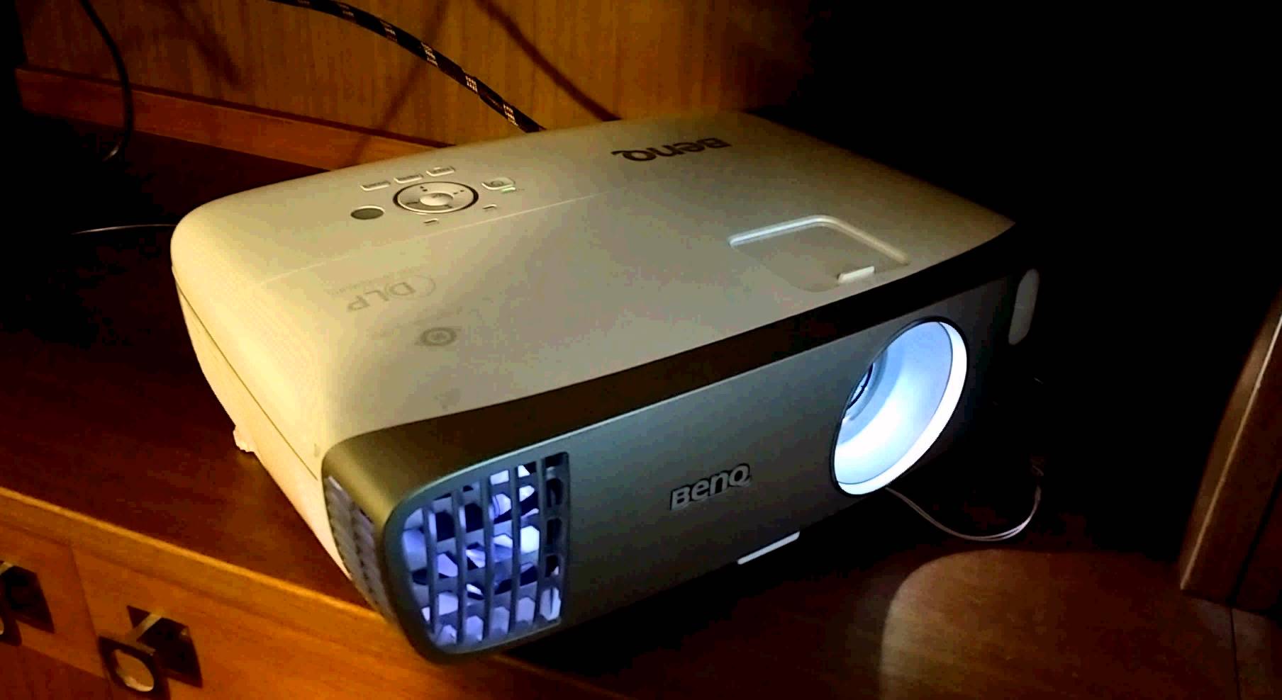 may chieu BenQ W2000 tot