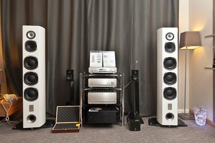 loa Triangle magellan concerto white