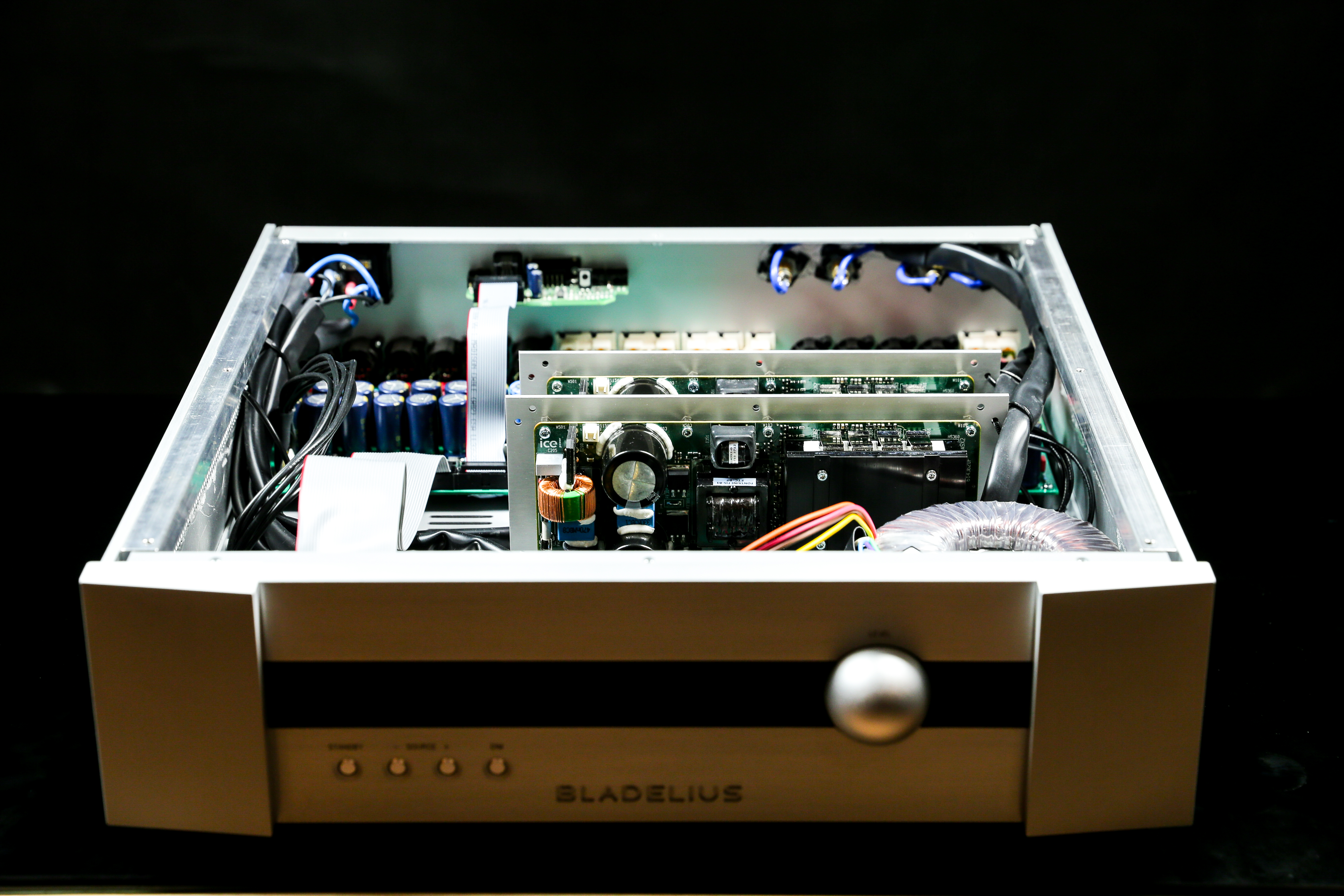 ampli Bladelius Saga I ben trong